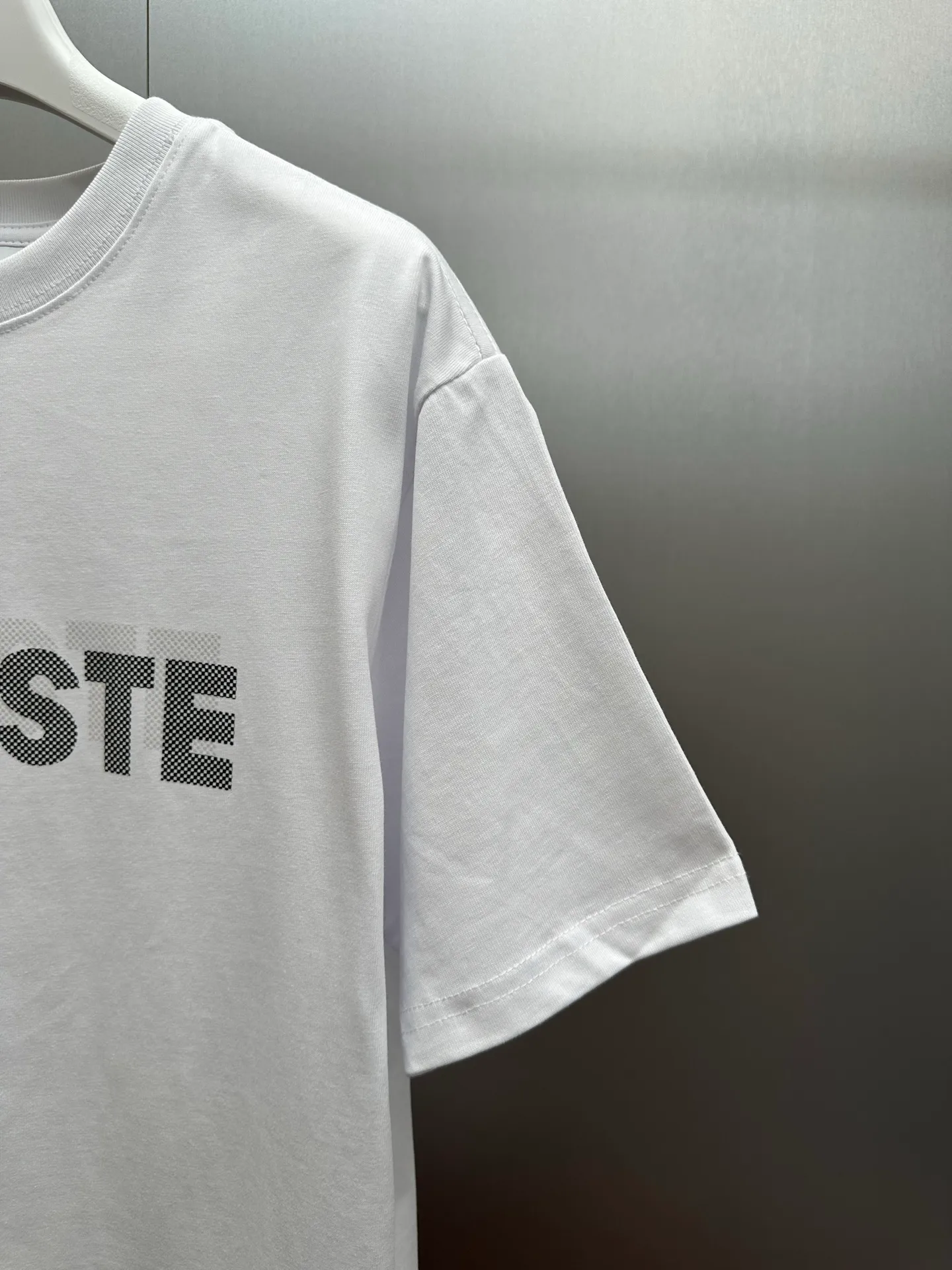 🔥P95💰LACOSTE/French Crocodile 2026 Spring and Summer New Arrival simple letter printed silicone fish short-sleeved T-shirt. Selected 230 grams of 100% cotton fabric, skin-friendly and breathable, full of drape, comfortable and unrestricted for daily wear. The wiring is neat, the texture is comparable to that of a counter, and the price/performance ratio is excellent. The brand letter printing on the front brings visual impact, and the gradient Color Change design breaks the monotony and is full of personality. Paired with the Classic silicone crocodile logo, it highlights the brand style in a low-key manner. Complete with three labels and branded accessories, each model has its own sense of luxury. Whether paired with jeans or sweatpants, you can wear it with a light and luxurious feel, Quality's benchmark counter! Color: Black, White, Navy Blue Size: S M L XL